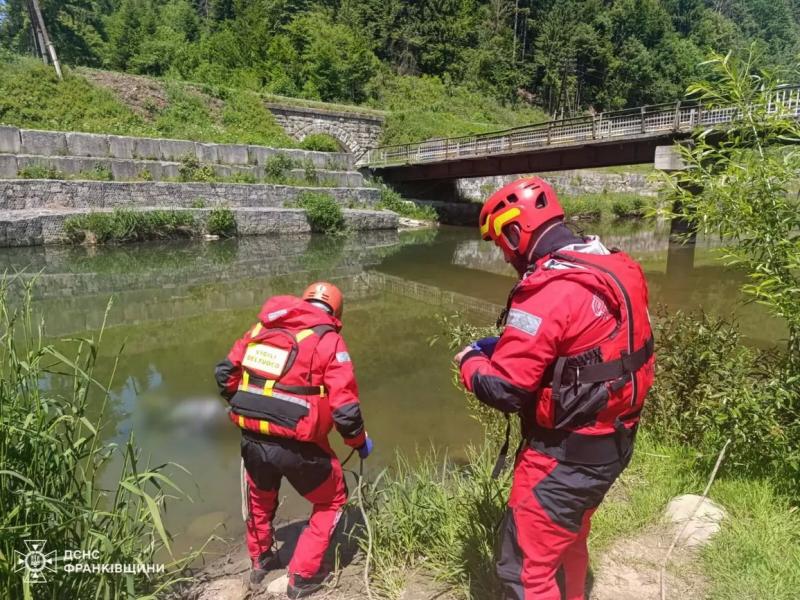 У Надвірнянському районі з річки Прут було вилучено тіло жінки, яке виявили рятувальники.