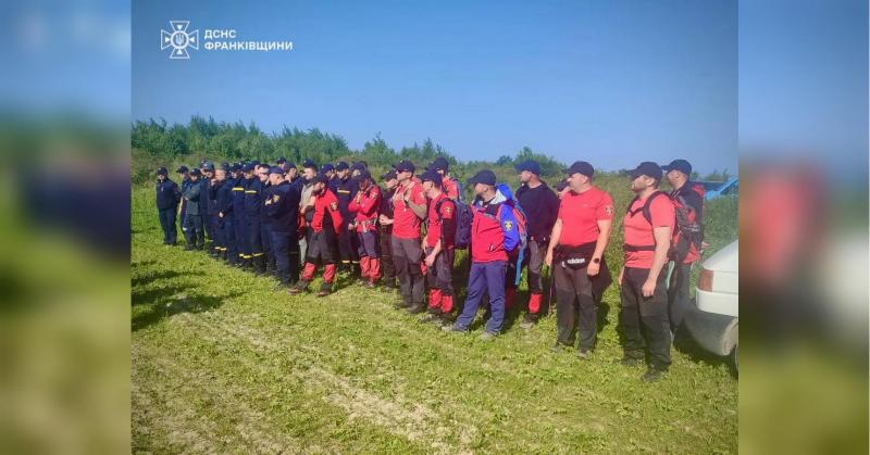 У Прикарпатті триває друга доба пошуків шестирічної дитини, яка зникла. У цих заходах беруть участь сотні рятувальників (відео).