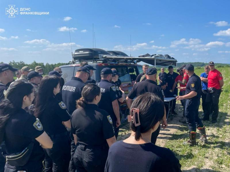 У Прикарпатті вже другу добу тривають пошуки шестирічного хлопчика: актуальна інформація на ранок.