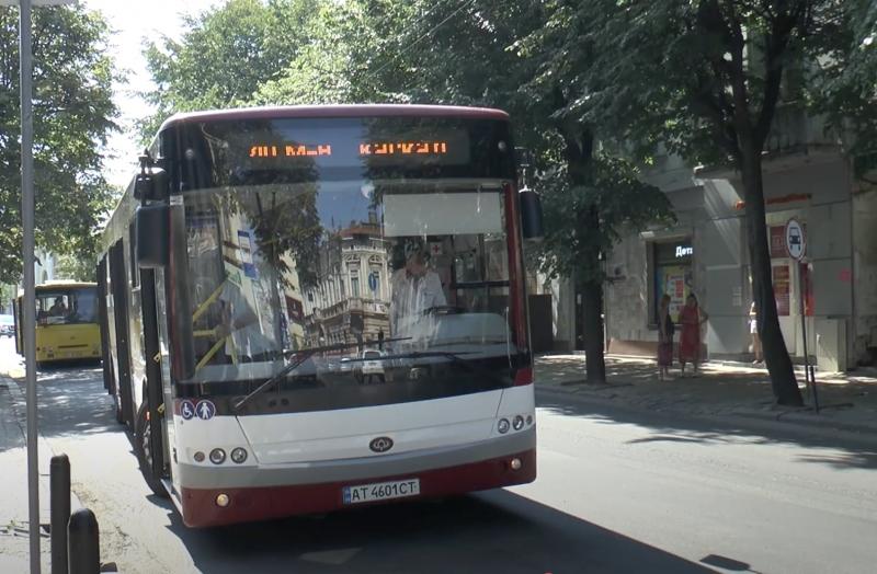 Обмеження для автомобільного транспорту в Івано-Франківській області: які ділянки дороги закриті для проїзду.