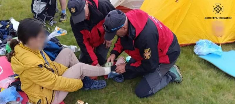 Вчора працівники служби порятунку надали допомогу двом туристкам, які отримали травми під час походу в горах.