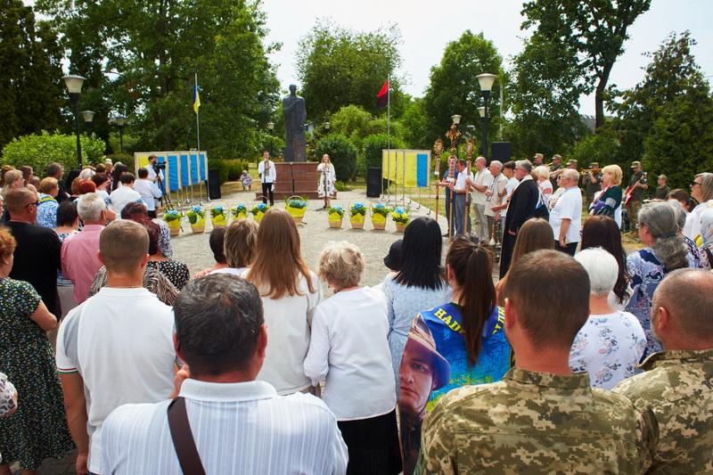 У Угорниках встановили пам'ятні дошки дев'яти військовослужбовцям.