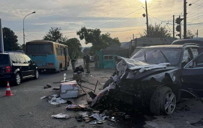 У Закарпатті сталася трагічна аварія: нетвереза водійка BMW в'їхала у блокпост, внаслідок чого загинув прикордонник (фото)