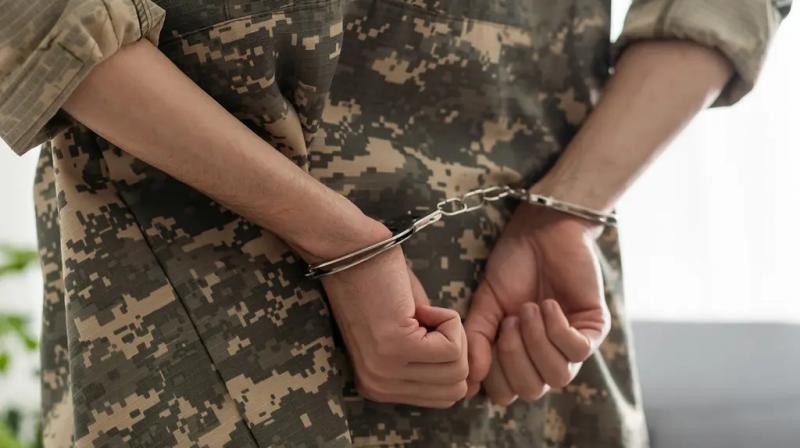 У Коломийському районі військовослужбовця, що залишив службу в Збройних Силах України, засудили до п'яти років ув'язнення.