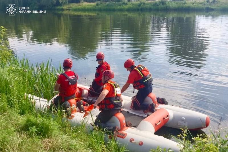 У Бурштині з води витягли тіло молодого чоловіка.