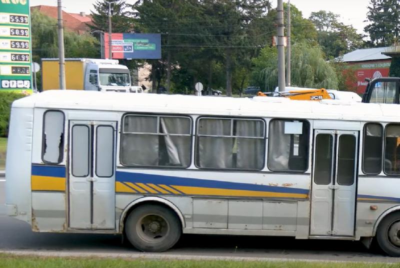 Обмеження автомобільного руху в Прикарпатті: на основних маршрутах запроваджено нововведення, що ускладнить проїзд.