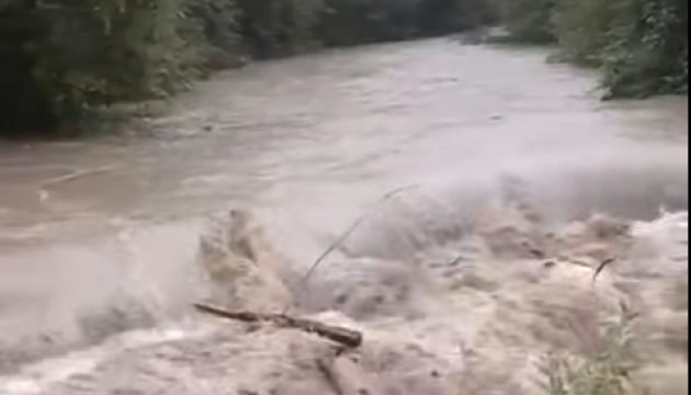 У Карпатах, внаслідок інтенсивних опадів, рівень води в річці піднявся на два метри, що привело до руйнування тимчасового мосту.