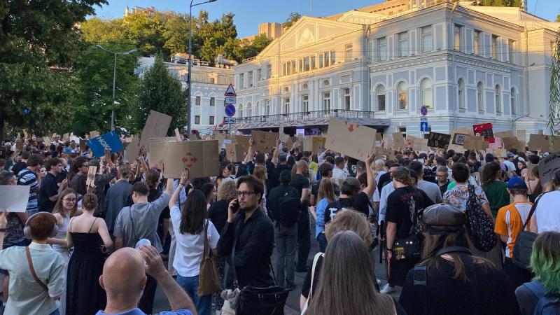 У Києві знову відбувається акція протесту проти законодавства, що обмежує автономність НАБУ та САП.