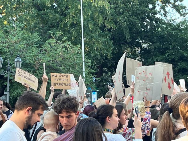 В п'яти українських містах тривають протести проти закону, що стосується НАБУ та САП.
