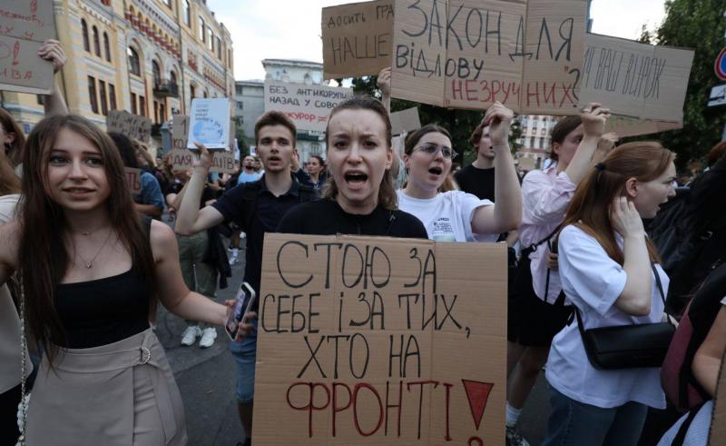 В Україні продовжуються акції протесту в зв'язку з законопроєктом, що стосується НАБУ та САП - Українська газета Час.