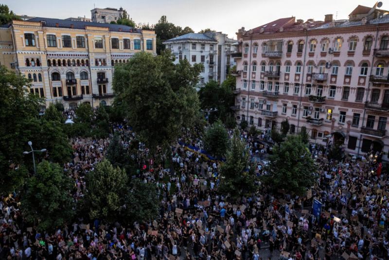 У численних українських містах відбуваються акції протесту проти законодавства, що стосується НАБУ та САП.