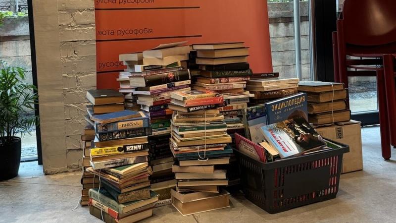 Франківці успішно обміняли більше 400 книжок російською мовою на пожертви для Збройних Сил України.