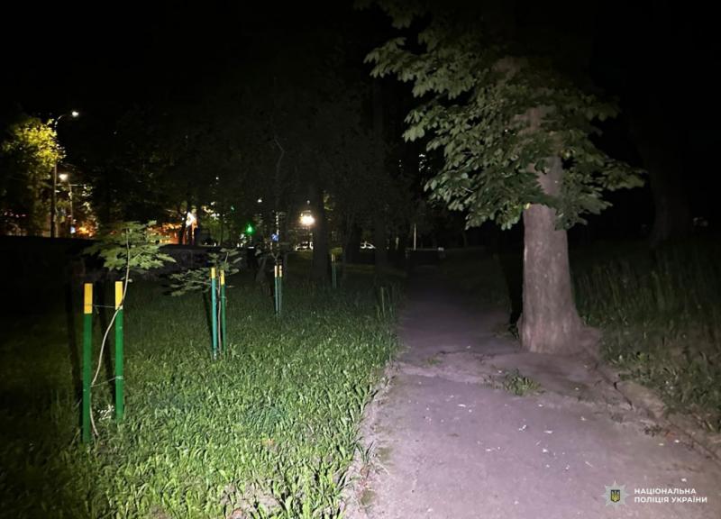 У Рівному сталася інцидент: невідома особа напала на жінку, намагаючись її задушити, а також здійснила грабіж.