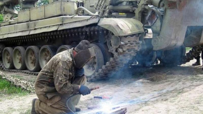 На ремонті бронетехніки директор у західній Україні привласнив 700 тисяч гривень.