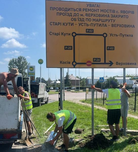 У Яворові, що на Косівщині, тривають роботи з відновлення аварійного мосту.