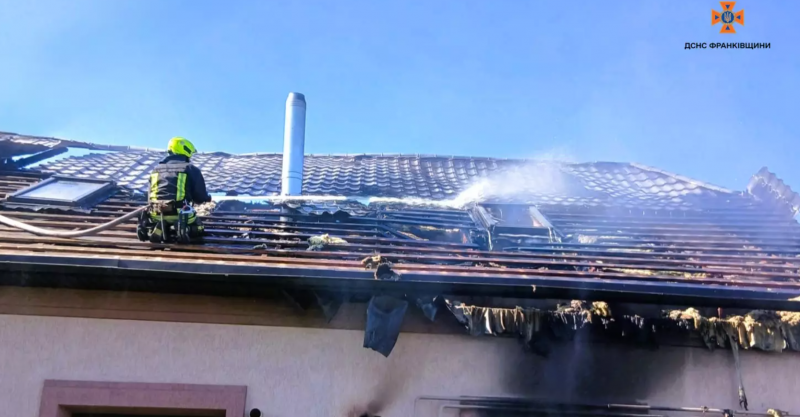 У Тисмениччині рятувальники ліквідували пожежу в житловому будинку.