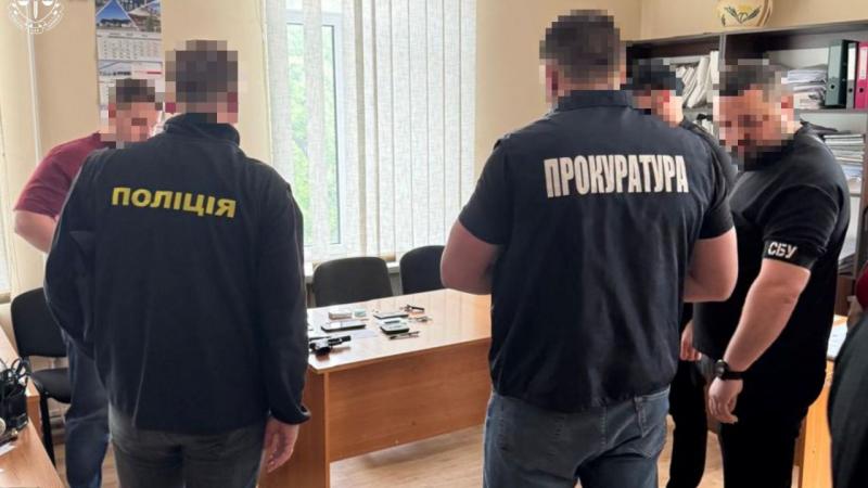 Інспектор Укртрансбезпеки, відповідальний за контроль транспортування лісових продуктів, був затриманий за отримання хабарів.