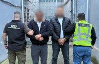 У Прикарпатському регіоні виявили мережу, що займалася переправленням нелегальних мігрантів з України, використовуючи автобуси як засоби для прихованого транспортування.