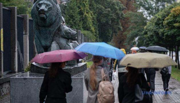 В Україні у вівторок очікуються дощі та тумани, температура вдень підніметься до +21°.