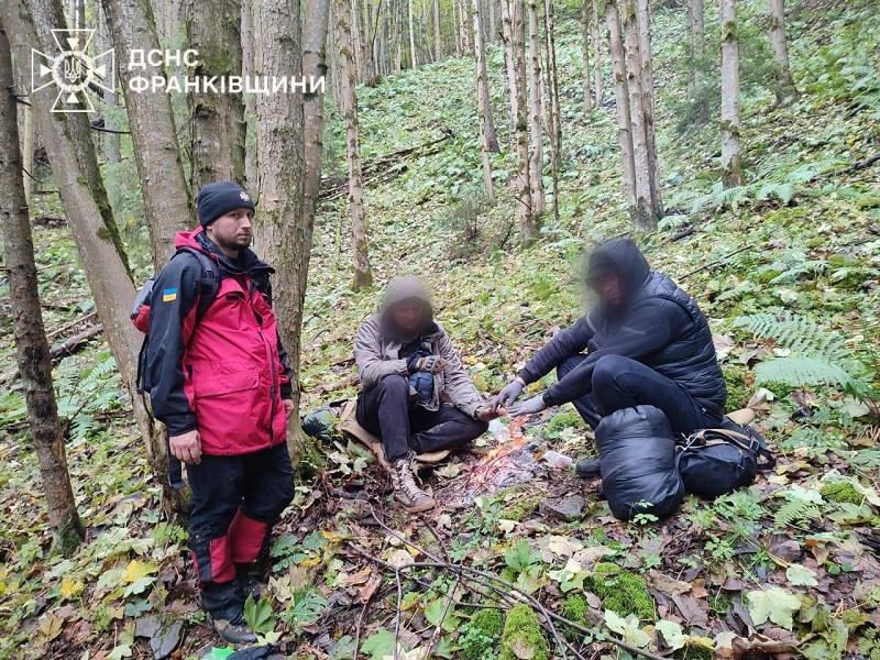 Протягом доби рятувальники Карпат успішно евакуювали трьох туристів з гірських районів.
