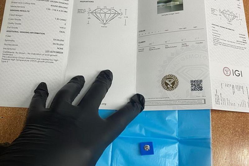 Житель Прикарпаття спробував перенести діаманти через кордон.