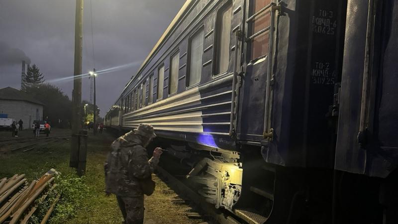 Правоохоронці не виявили жодних вибухових пристроїв у складі потяга Чернівці-Івано-Франківськ-Запоріжжя, і рух поїздів було відновлено.