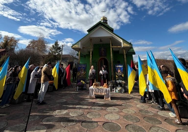 У Тлумацькій громаді встановили меморіальні банери на честь двох загиблих захисників.