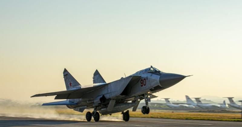 В Україні оголошено повітряну тривогу, оскільки Росія проводить комплексну атаку.