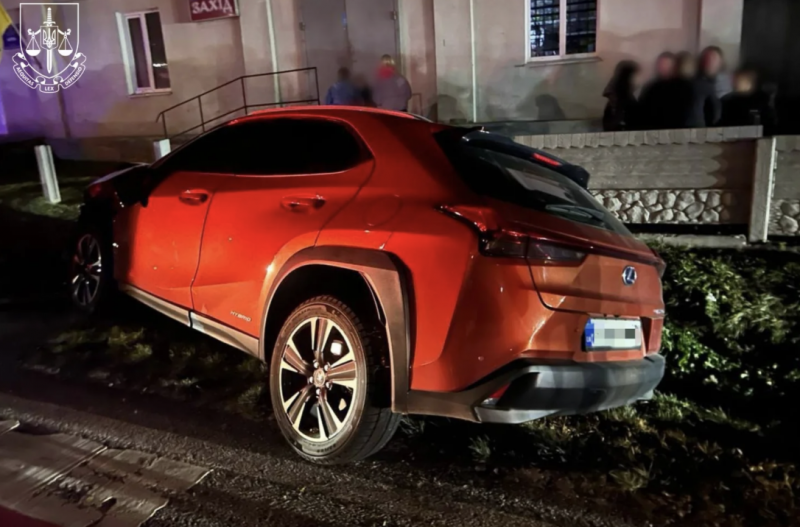 У Прикарпатському регіоні сталася трагічна автомобільна аварія за участю судді: внаслідок інциденту одна особа загинула, а інша отримала травми.