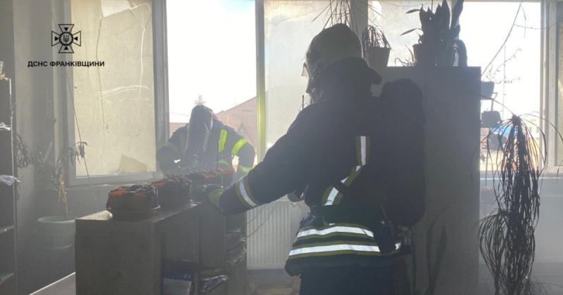 В Івано-Франківську в одному з офісних приміщень сталася вибухова подія на зарядній станції, внаслідок якої постраждали двоє осіб, повідомляє Державна служба з надзвичайних ситуацій.