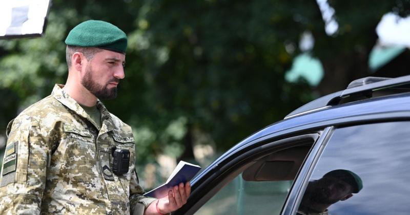 На українському кордоні було зупинено пропуск осіб і транспортних засобів.