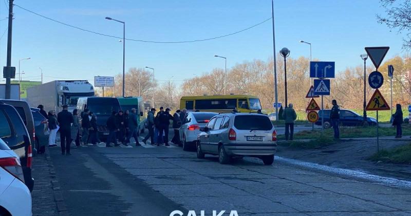 Власники сонячних електростанцій заблокували дорогу в Івано-Франківську, вимагаючи повернення 300 мільйонів гривень -- повідомляє Delo.ua.