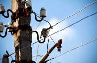 Потужний вітер призвів до відключення електрики в 124 населених пунктах у шести регіонах.