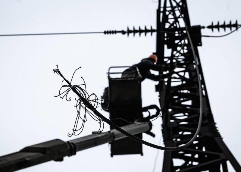 В Україні спостерігаються відключення електроенергії внаслідок обстрілів та несприятливих погодних умов.