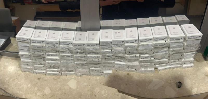 У Львівській області виявлено контрабанду зарядних пристроїв Apple.