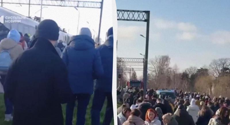 Згідно з інформацією ЗМІ, українські потяги були зупинені за межами країни через повідомлення про можливе мінування, пасажирів евакуювали.