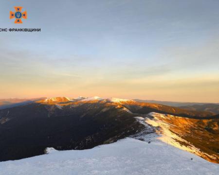 Карпати радісно вітають ра dawn - вражаючий кадр з зимових гір.