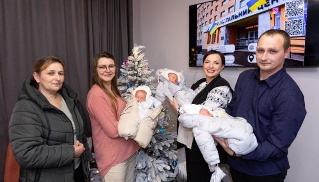 У Чернівцях з перинатального центру випустили трійню.