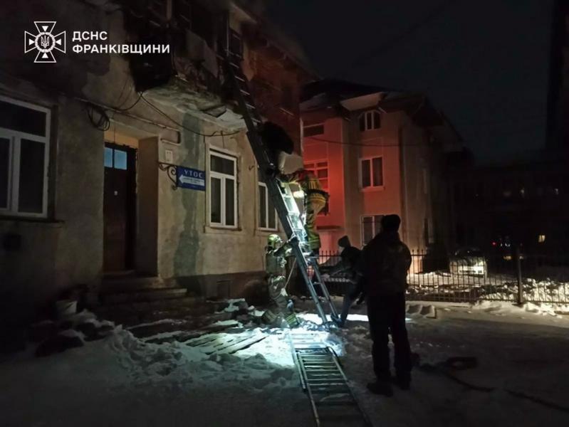 Під час пожежі в Косові вдалося врятувати літню жінку.