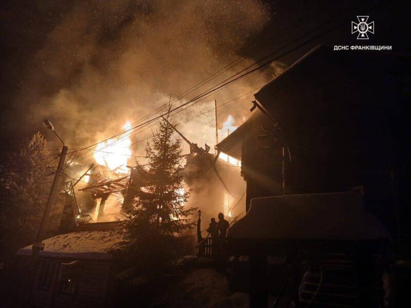 У Поляниці спалахнула пожежа в двоповерховій будівлі.