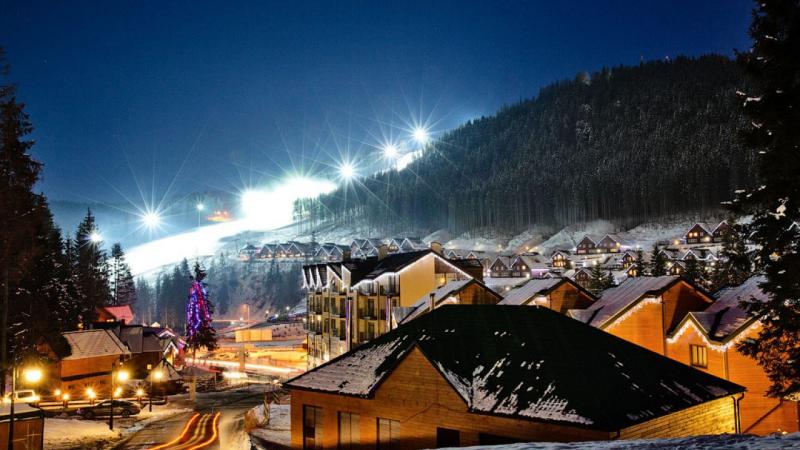 Карети швидкої допомоги здійснили близько ста виїздів у Буковель через численні випадки отруєння.