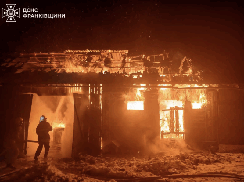 Нічні вогняні інциденти на Прикарпатті: у двох населених пунктах спалахнули господарські будівлі.