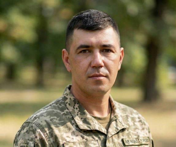 На щиті в Івано-Франківську знову з'являється десантник Руслан Музичко.