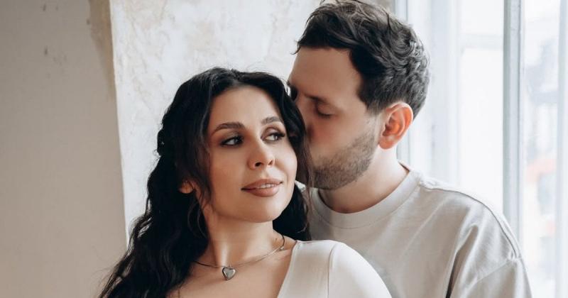 Відома українська виконавиця поділилася радісною новиною про свою першу вагітність та продемонструвала свій округлий живіт.