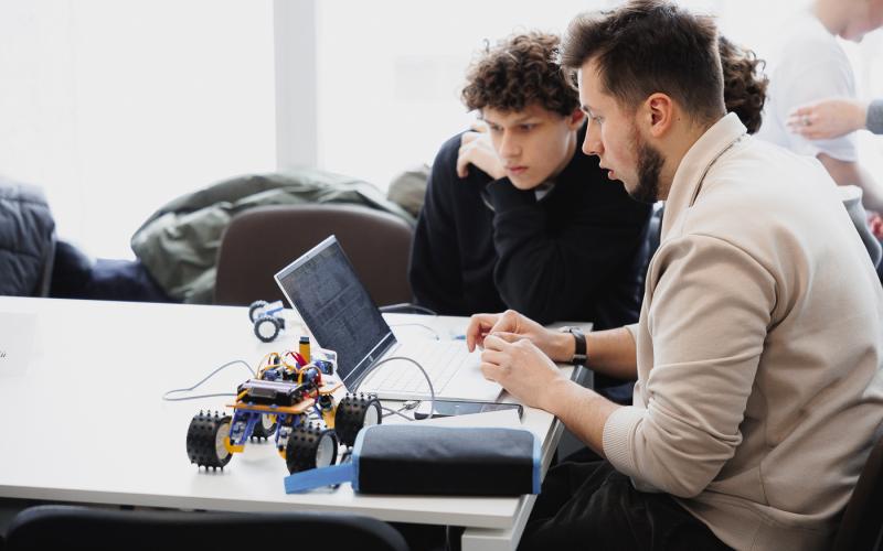 У ІФНТУНГ відбулися змагання робототехніки, в яких взяли участь учні ліцеїв з усієї області (ФОТО)