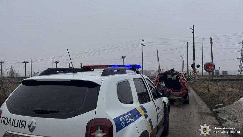 На Прикарпатті на залізничному переїзді потяг влучив у автомобіль.