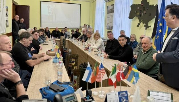 Бельгійські волонтери доставили на Прикарпаття дванадцять автомобілів для потреб військових.