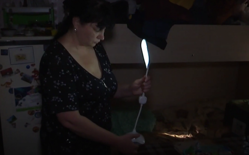 Вимкнення електроенергії знову стали реальністю: як довго триватимуть відключення для українців?