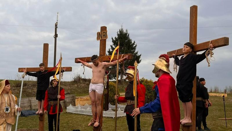 З вірою та молитвою: щороку прихожани разом із священиком проходять театралізовану Хресну дорогу - Стиль життя | Експрес онлайн.