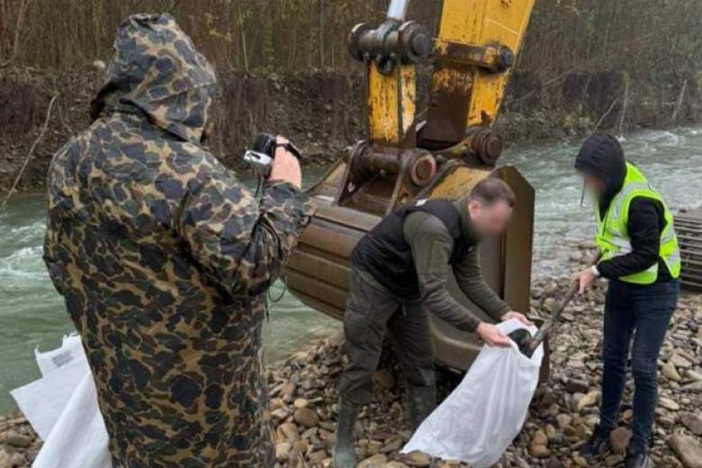 В Івано-Франківській області виявили незаконний кар'єр, який функціонує в промислових обсягах.